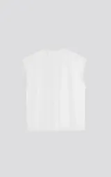 Remera blanca sin mangas con cuello redondo y corte recto.