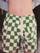 Short de baño cuadrado con diseño a cuadros en verde y blanco, cintura elástica ajustable con cordón.