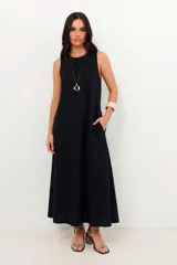 Vestido midi sin mangas color azul, de corte recto y con bolsillos laterales.