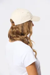Gorro con visera color beige con bordado frontal.