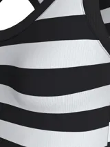 Musculosa Calvin Klein Jeans a rayas horizontales blancas y negras, con cuello redondo y logo CK en el ruedo.