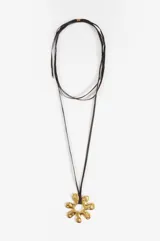 Collar con cordón de suede negro y dije de flor irregular de acero dorado.