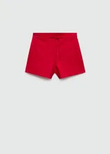 Short rojo de tiro alto con lazo ajustable en la cintura.