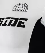 Blusa corta de algodón color blanco con mangas cortas, cuello redondo y bloques de colores en contraste en los laterales y en los hombros. Tiene lettering "NY - American Off Side" estampado en el pecho.