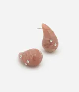 Par de caravanas con forma de gota color rosa con diseño marmolado en blanco y detalle de strass.