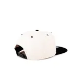 Gorro snapback blanco con visera plana negra y logo de Maui and Sons bordado en negro en el frente.