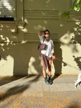 Mini falda marrón elastizada con lazo. El tono del color puede variar por diferencias en la composición de los hilados.