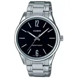 Reloj Casio plateado con caja y correa de acero inoxidable, dial negro con agujas plateadas y números arábigos en las posiciones de las 12 y las 6. Resistente al agua.