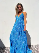 Vestido largo de tirantes finos con estampado paisley en tonos azules y dorados.