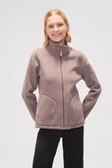 Campera color lila de micropolar con cuello alto, cierre frontal y bolsillos laterales.