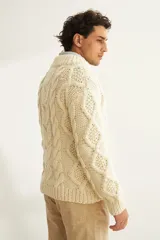 Sweater tejido a mano con ochos y cuello cruzado, color crema. Terminaciones en punto elástico en puños y ruedo. Hecho en Uruguay con lana fina sin teñir.