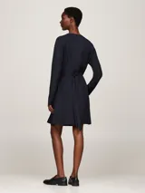 Vestido corto azul marino de viscosa, con escote en V, mangas largas y cierre cruzado con doble botonadura dorada.