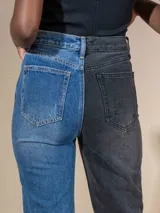 Jean azul con un lado lamé, de corte recto y diseño casual.