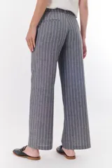 Pantalón de lino a rayas verticales azules y beige, de corte recto y relajado.