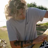 Remera gris de manga corta con bolsillo en el pecho.