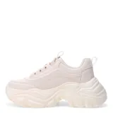 Championes urbanos blancos con plataforma y suela chunky.