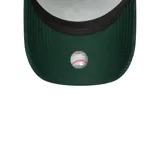 Gorra New Era 9FORTY A-Frame Trucker, color verde oscuro, confeccionada en pana con logo de los New York Yankees bordado en blanco.