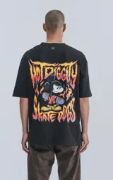 Remera negra de manga corta con cuello redondo y calce oversize. Estampado frontal de Mickey Mouse andando en skate.