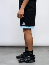 Short deportivo Umbro azul marino con cintura elástica y ribete blanco en el ruedo.