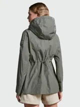 Campera verde militar con capucha, cierre frontal con cremallera, bolsillos con solapa y cordón ajustable en la cintura.