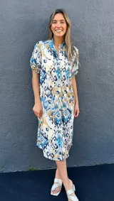 Sobrecamisa o vestido midi estampado de seda fría, con cuello mao, mangas cortas y cierre frontal con botones.