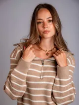 Sweater color beige a rayas horizontales blancas, con cuello polo y cierre metálico.