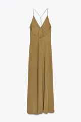 Vestido largo marrón de Zara Woman Collection, confeccionado en viscosa y lyocell. Presenta escote en pico y tirantes finos cruzados en la espalda.