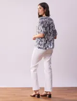Blusa de gasa estampada, marca Zac & Rachel. Cuello a la base, escote en v con lazo de ajuste y manga corta con frunce.