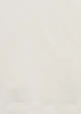 Camiseta blanca de cuello alto y manga larga, corte ajustado.