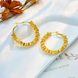 Aros argolla dorados con diseño texturizado.