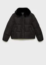 Campera puffer negra con cuello de piel sintética removible, cierre frontal con cremallera y botones a presión, bolsillos laterales con ribete, mangas largas con puños elásticos, diseño crop, acolchado, oversize y forro interior.