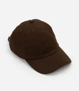 Gorra marrón de sarga con visera curva y cierre ajustable con hebilla.