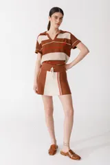 Minifalda marrón con paneles laterales color crema y rayas rojas y marrones.