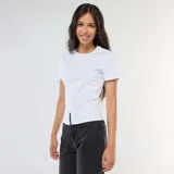 Camiseta blanca de manga corta y corte ajustado, confeccionada en tejido de punto de canalé fino.