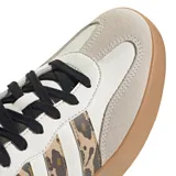 Championes Adidas Barreda de cuero sintético blanco con refuerzos en gamuza gris y suela de goma color caramelo. Presentan las tres tiras laterales con estampado animal print.