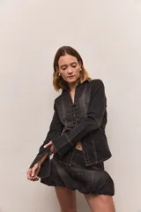 Minifalda negra de jean con corte globo y cintura alta.