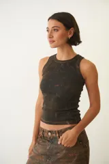 Musculosa marrón con cuello alto y efecto desgastado.