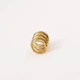 Anillo dorado de acero quirúrgico con baño de oro de 18k, diseño entrelazado.