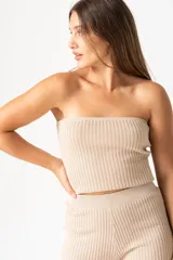 Musculosa color beige de tejido acanalado, corte crop top y sin mangas.
