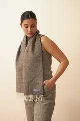 Bufanda unisex con flecos, confeccionada en lana fina sin teñir, con diseño pata de gallo en tonos beige y marrón.