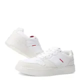 Championes blancos acordonados, con detalles en negro en el talón y en el lateral exterior.