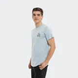 Remera celeste de algodón, corte clásico, con cuello redondo y manga corta. Estampado pequeño del logo de Reef en el pecho.