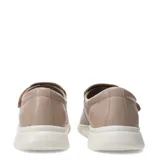 Sandalia de cuero color marrón con aberturas y ajuste con velcro.
