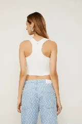 Pantalón de jean celeste con estampado de chevrón blanco.