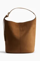 Cartera bombonera marrón de gamuza con correa ajustable y asa de hombro.
