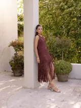 Vestido tejido a mano color borgoña, sin mangas y con flecos en el ruedo.