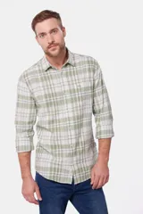 Camisa de manga larga con estampado a cuadros en tonos verde y blanco.