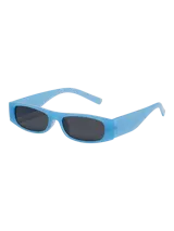 Lentes de sol color azul claro con montura estilizada y lentes oscuros.
