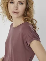 Camiseta color marrón con cuello redondo y mangas cortas con dobladillo.