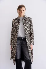 Trench de gabardina de algodón con estampado animal print, bolsillos laterales y lazo de ajuste en la cintura.